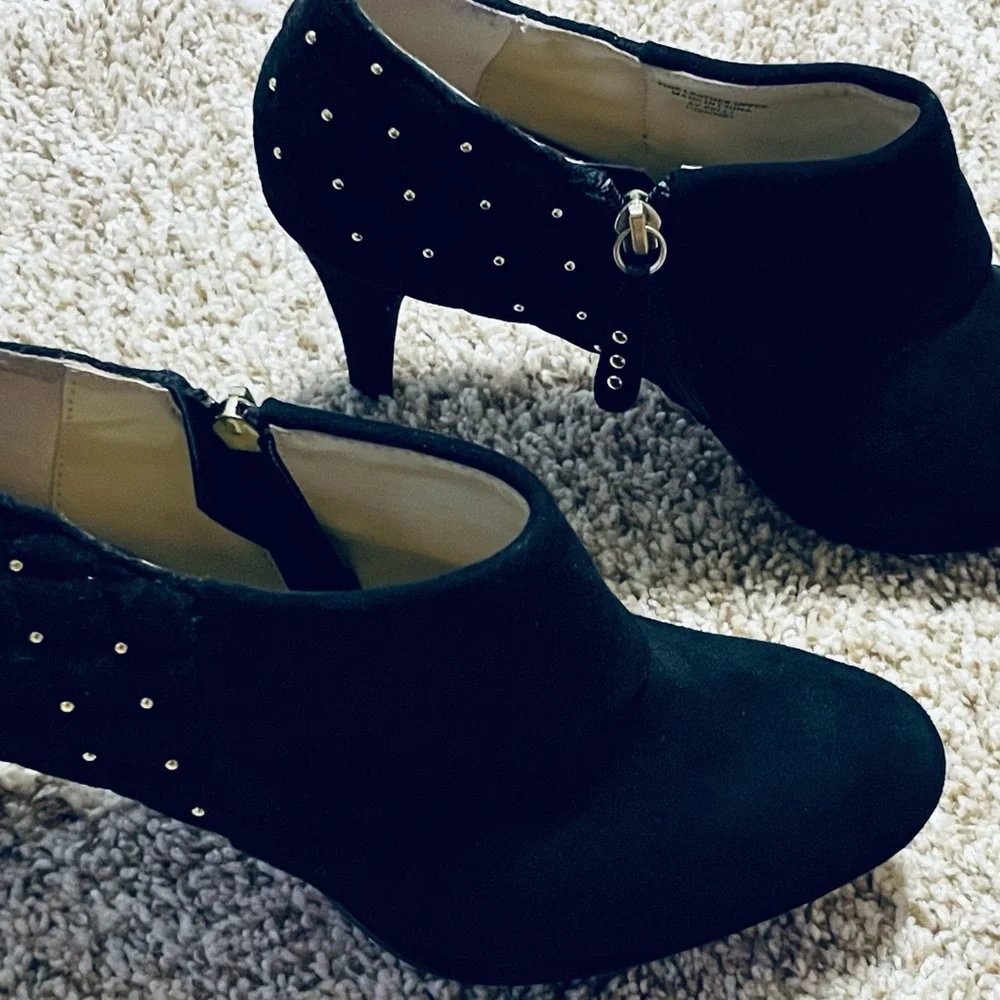 Adrienne Vittadini Black Suede Cuffed Studded Ankle Bootie stiletto 9-1/2 M EUC - Picture 4 of 16